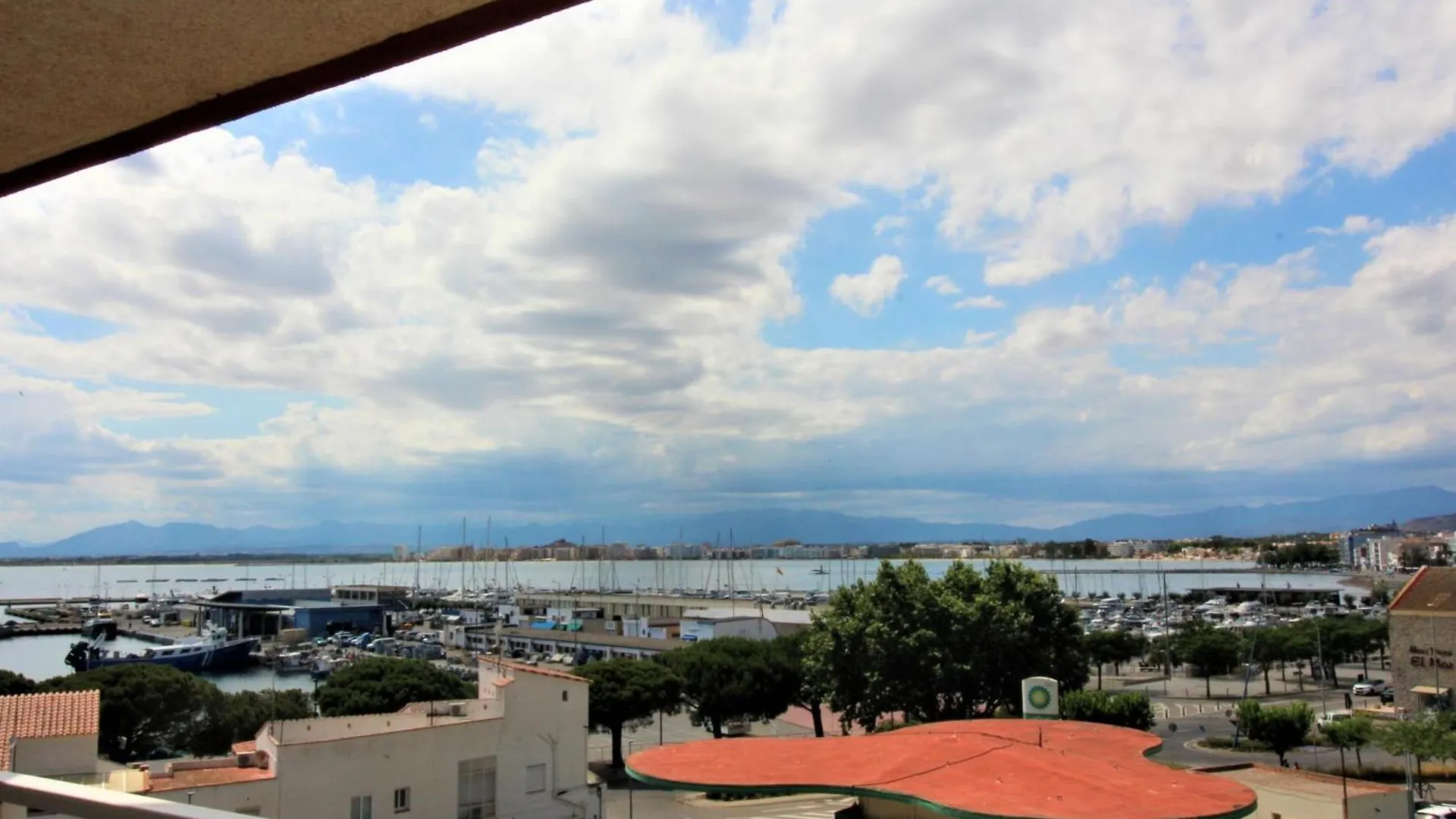2056 Rocmar 7 3-C, Excelente Situacion Frente Al Puerto Pesquero Y Con Vista A La Bahia. Gran Terraza. Gran Parking Publico Delante. - Es-258-49 Apartment Roses