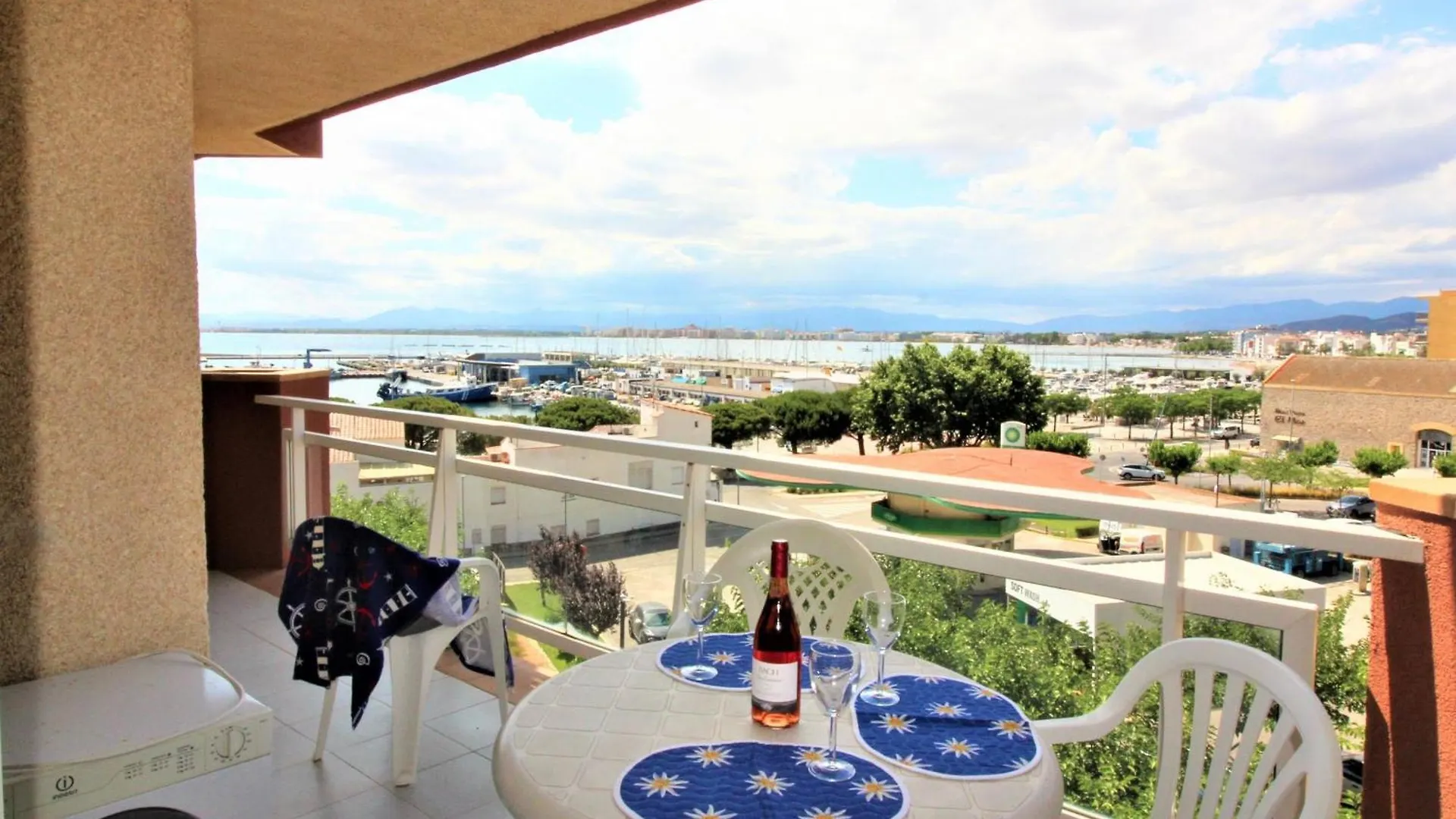 2056 Rocmar 7 3-C, Excelente Situacion Frente Al Puerto Pesquero Y Con Vista A La Bahia. Gran Terraza. Gran Parking Publico Delante. - Es-258-49 Apartment Roses